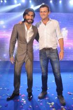 Ranveer Singh, Adam Gilchrist at Samsung S4 launch by Reliance in Shangrilaa, Mumbai on 27th April 2013 (4).JPG